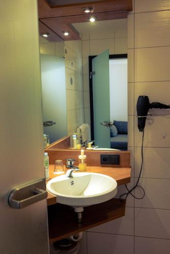 Bilik mandi di Hotel Cafe Kern