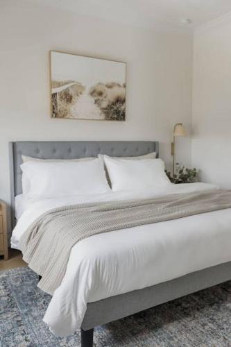 een slaapkamer met een groot bed met witte lakens bij Bien sweet homes in Nairobi