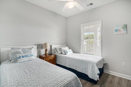 Postel nebo postele na pokoji v ubytování River Crossing #833