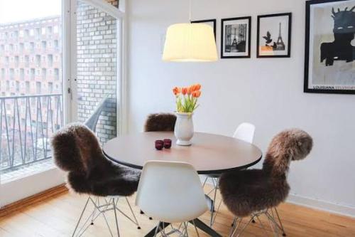 een eettafel met stoelen en een vaas met bloemen bij Bien sweet homes in Nairobi