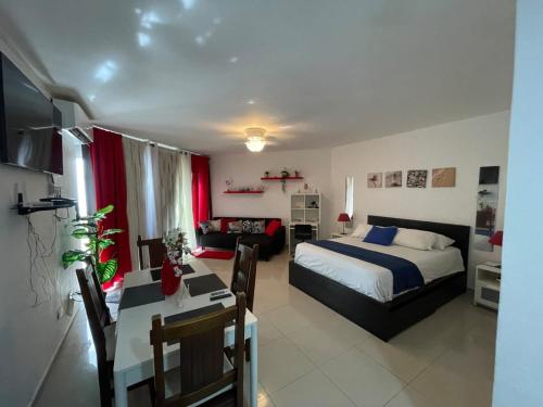 ein Schlafzimmer mit Bett und ein Esszimmer in der Unterkunft OCEANPARADISE to you ALBATRO l Y ll in Juan Dolio