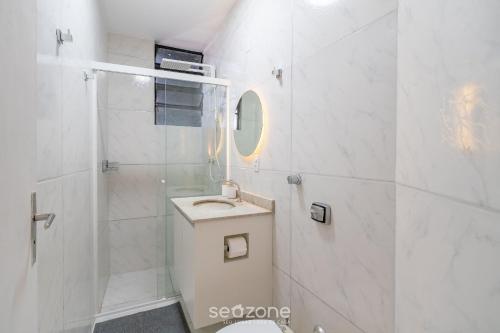 a bathroom with a toilet and a shower with a mirror at Apto 1 Quarto 750 m da Beira-mar Norte CFA0508 in Florianópolis