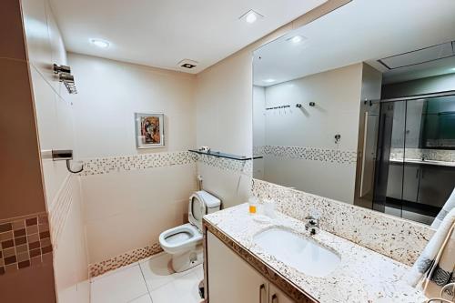 a bathroom with a sink and a toilet at Cobertura em Hotel de Luxo na Beira Mar in Natal