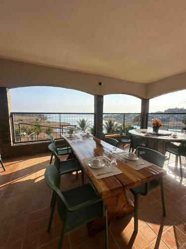 FamaにあるCastelo do Lago Hotel e Restauranteの木製のテーブルと椅子のあるダイニングルーム