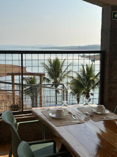 FamaにあるCastelo do Lago Hotel e Restauranteの木製テーブル(椅子付)が備わります。