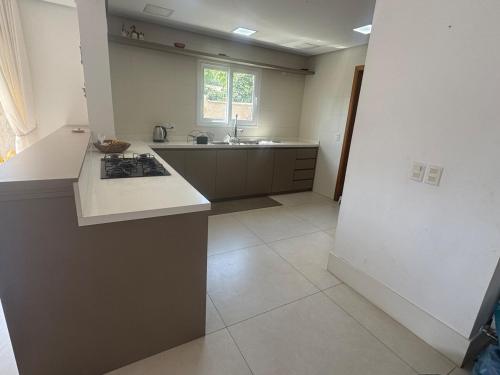 Una cocina o zona de cocina en Casa do Vale em Gramado