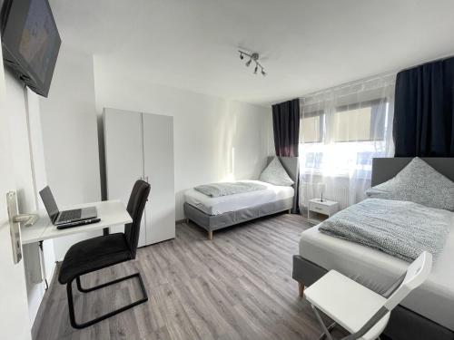 a hotel room with a bed and a desk with a laptop at Miracle 3 Betts Apart mit Parkplatz in Altomünster