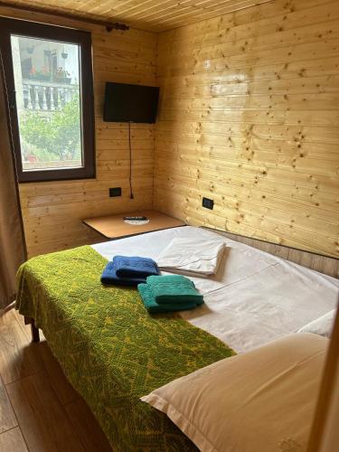 a bedroom with a bed with two towels on it at Casa Eliana in Călimăneşti