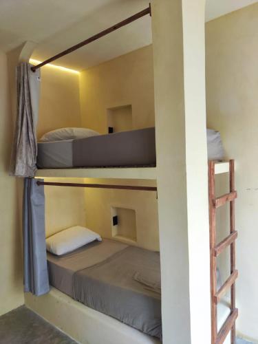 a couple of bunk beds in a room at Macarena Paredon in El Paredón Buena Vista