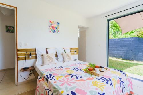 プティ・ブールにあるGrazuëlla - Garden & Terraceの大きな窓のあるベッドのある寝室