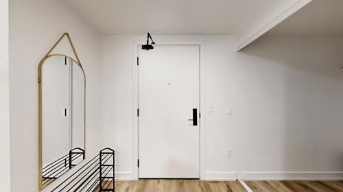 Phòng tắm tại Cozy 2 Bdrm 2 Bath Entire Suite - Centre Hamilton