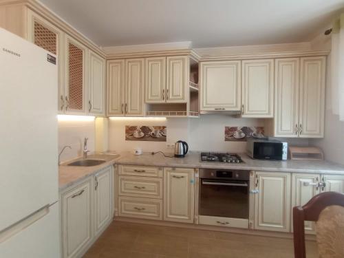 Una cocina o cocineta en Премьер Хаус