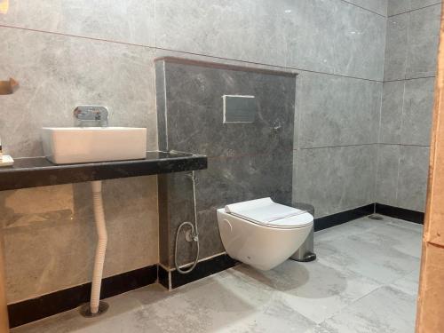 Ένα μπάνιο στο Pinky Hotel