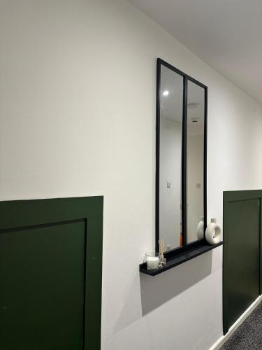 a bathroom with a mirror and a green door at Chic & Comfy 1 Bed Apartment Sheffield Stay in Midland