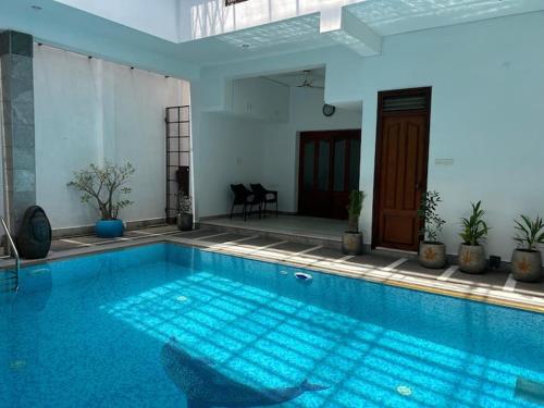 ポンディシェリにあるThe Meruka Houseの建物内の大きな青いスイミングプール