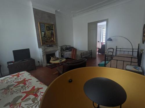 Ένα ή περισσότερα κρεβάτια σε δωμάτιο στο Collobrières Centre Appartement