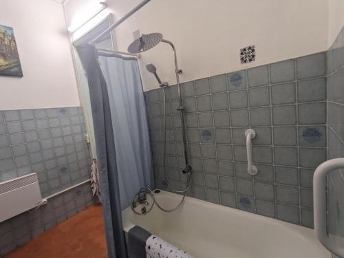 Ένα μπάνιο στο Collobrières Centre Appartement