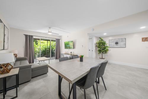 Χώρος καθιστικού στο Progresso Apartments & Homes by Lowkl