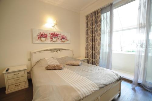 une chambre avec un lit avec deux oreillers dessus dans l'établissement Appartement 53 Promenade des Anglais, à Nice