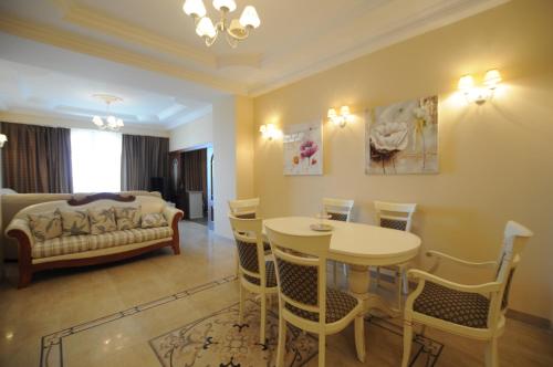 un salon avec une table et un lit dans l'établissement Appartement 53 Promenade des Anglais, à Nice