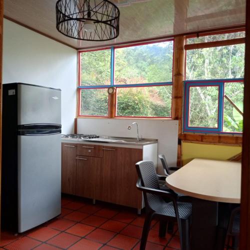 Una cocina o cocineta en Hotel Campestre Rocas Del Paraíso