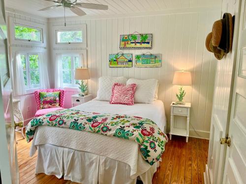 Voodi või voodid majutusasutuse Palm Cottage by Tybee Cottages toas