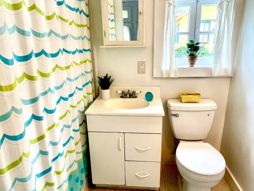 Vannituba majutusasutuses Palm Cottage by Tybee Cottages