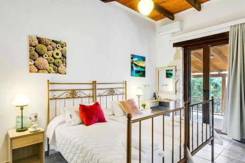 เตียงในห้องที่ Villa Avra by Villa Plus