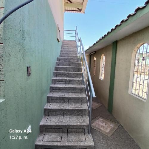 a stairway leading up to a green building at Suites Sonikikos in Ballenita