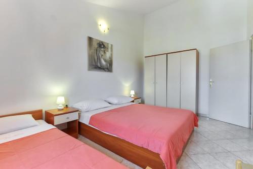 two beds in a room with two beds sidx sidx sidx sidx at Diana in Medulin * Istrien in Medulin