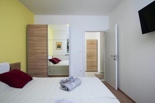 Una cama o camas en una habitación de Jan & Enzo in Medulin - Istrien