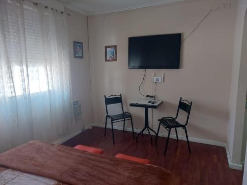 a room with two chairs and a table with a television at Hermoso Departamento monoambiente, excelente ubicación a 50 mts de Plaza principal in Salta