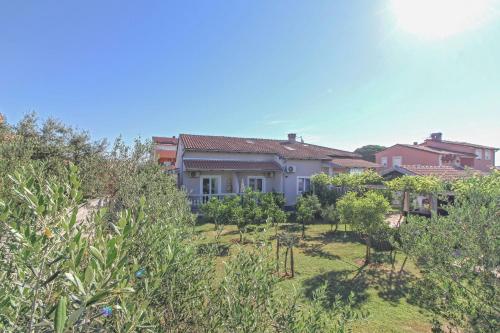 a house with a garden in front of it at Toni in Pula - Istrien in Pula