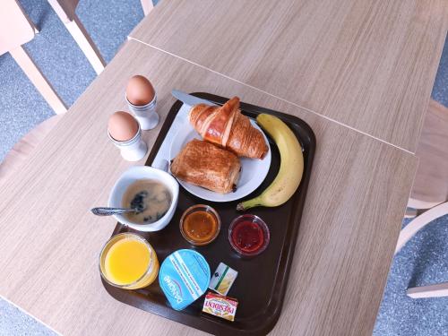 ベルフォールにあるKyriad ECO - Belfort Bessoncourtの朝食用の食材のトレイ