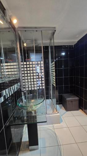 a room with a glass table and a shower at Comodo departamento ,Viña del mar cercano al Casino y Playa in Viña del Mar