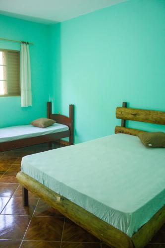 una camera da letto con un letto e una parete blu di Chácara da Moenda em Joanópolis a Joanópolis