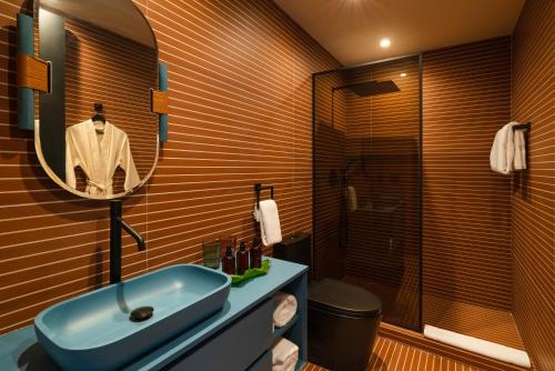 a bathroom with a blue sink and a mirror at Maison Felix in Miami Beach