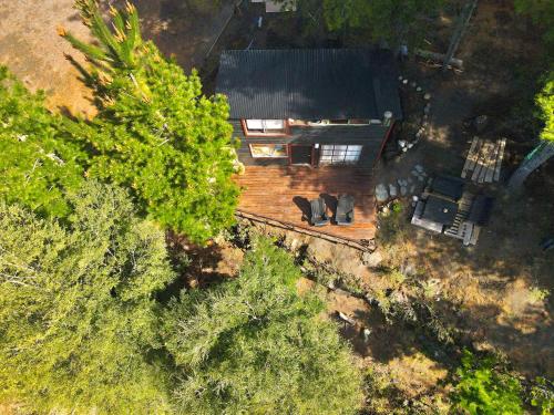 an overhead view of a house with a roof at Cabaña con terraza vista al río in Melipeuco