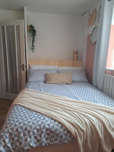 ein großes Bett in einem kleinen Zimmer mit in der Unterkunft Whole Annexe in our family home & private entrance in Ipswich