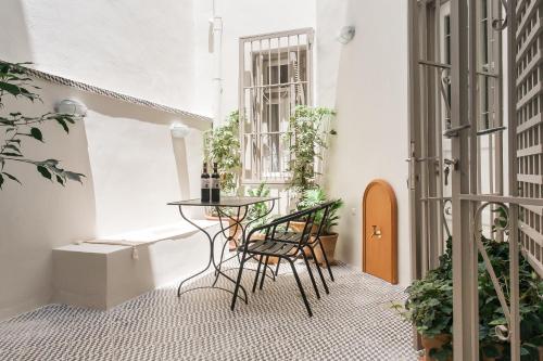 d'un balcon avec une table, des chaises et des plantes. dans l'établissement 1930's Athenian House, à Athènes