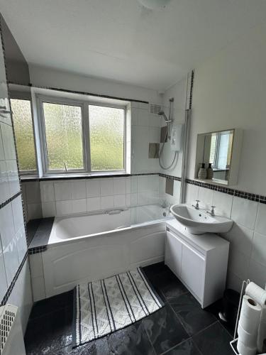 Bilik mandi di BHX NEC - Stylish 2-Bed Flat Allesley Coventry
