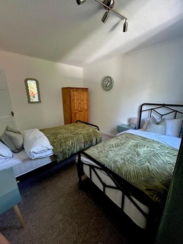 Katil atau katil-katil dalam bilik di BHX NEC - Stylish 2-Bed Flat Allesley Coventry