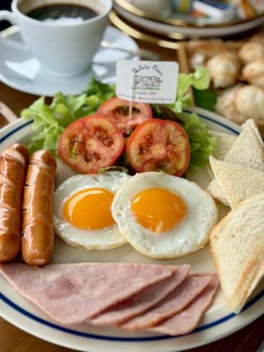 een bord eieren en ander voedsel op een tafel bij Nature Peace Home in U Thong