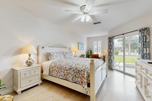 Postel nebo postele na pokoji v ubytování Ground floor waterview condo with resort amenities, private patio and pool