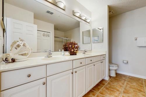 Koupelna v ubytování Ground floor waterview condo with resort amenities, private patio and pool