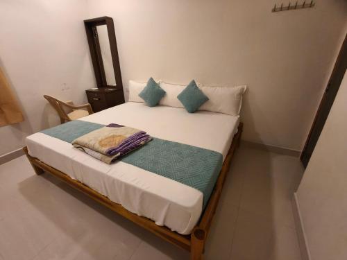 Ένα ή περισσότερα κρεβάτια σε δωμάτιο στο Saai Residency Tiruvannamalai