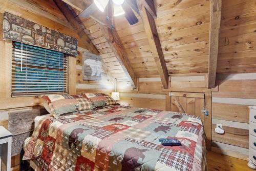 Waldens CreekにあるBear Bee and Beeの丸太小屋のベッドのある寝室