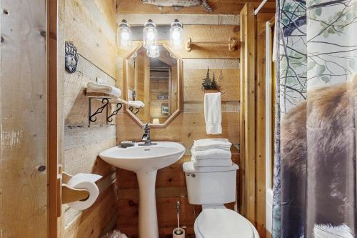 Waldens CreekにあるBear Bee and Beeの小さなバスルーム(洗面台、トイレ付)