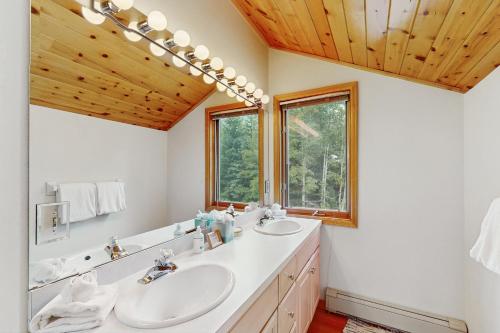 O baie la Snowbound and Streamside