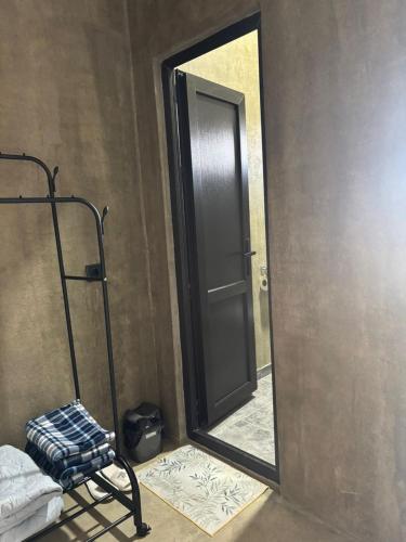 espejo frente a una habitación con puerta en Kutaisi Art House, en Kutaisi